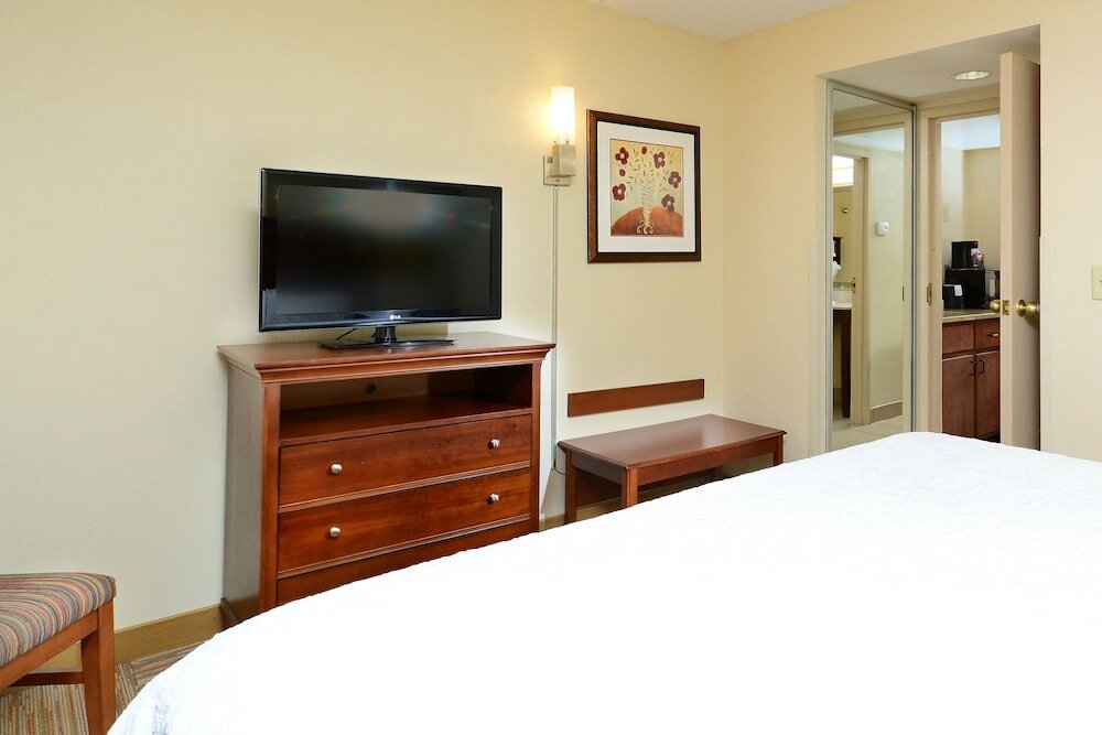 Suite, 1 King Bed, Accessible, Non Smoking (Hearing)