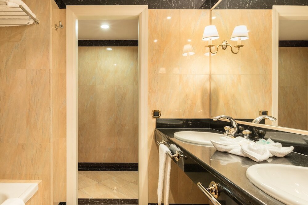 Twin Room (2 Adults + 1 Child)