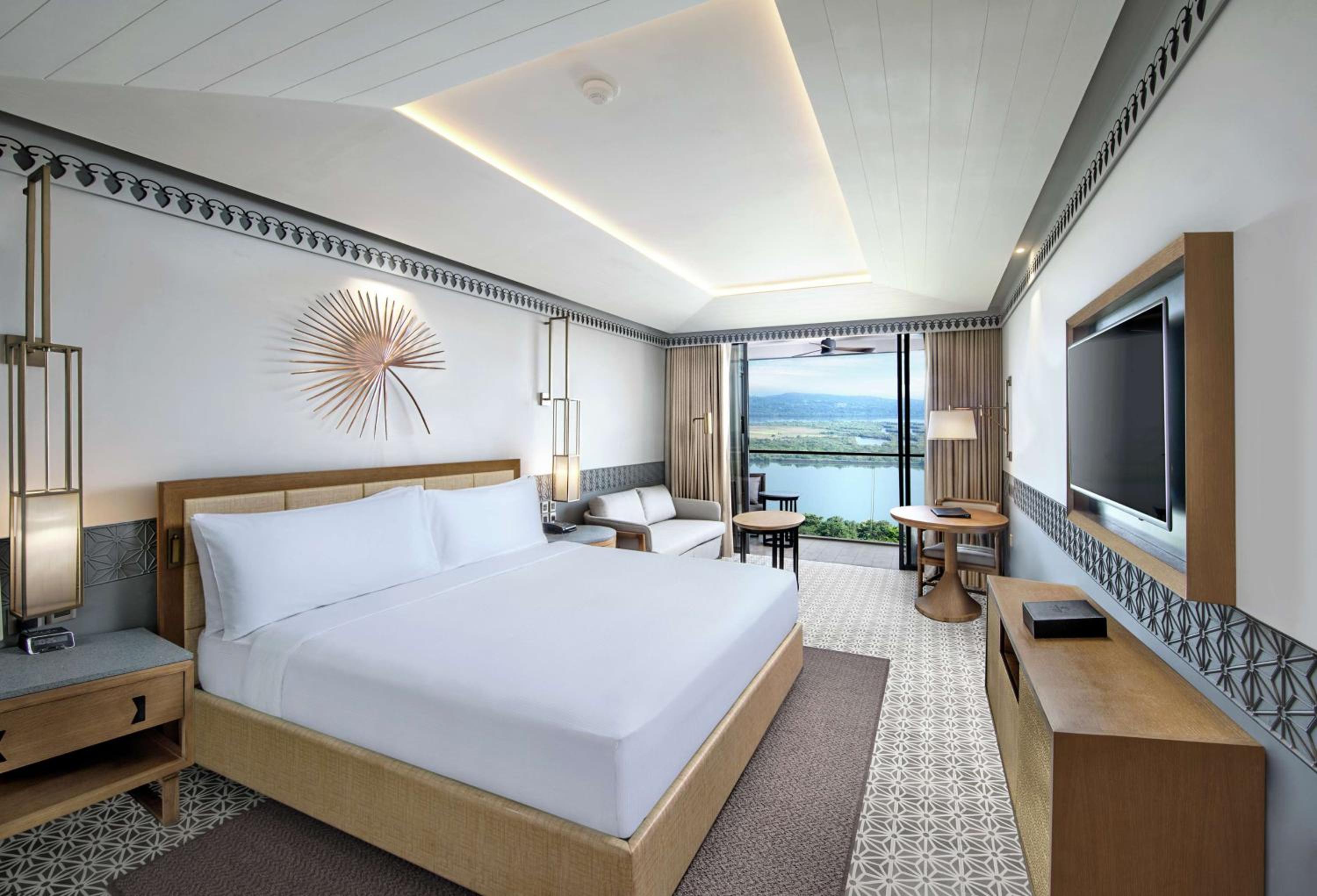 Deluxe King room with River View and Balcony
