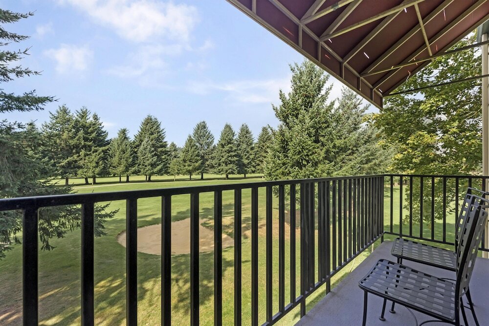 Suite, 1 King Bed, Balcony, Golf View (Living Room)