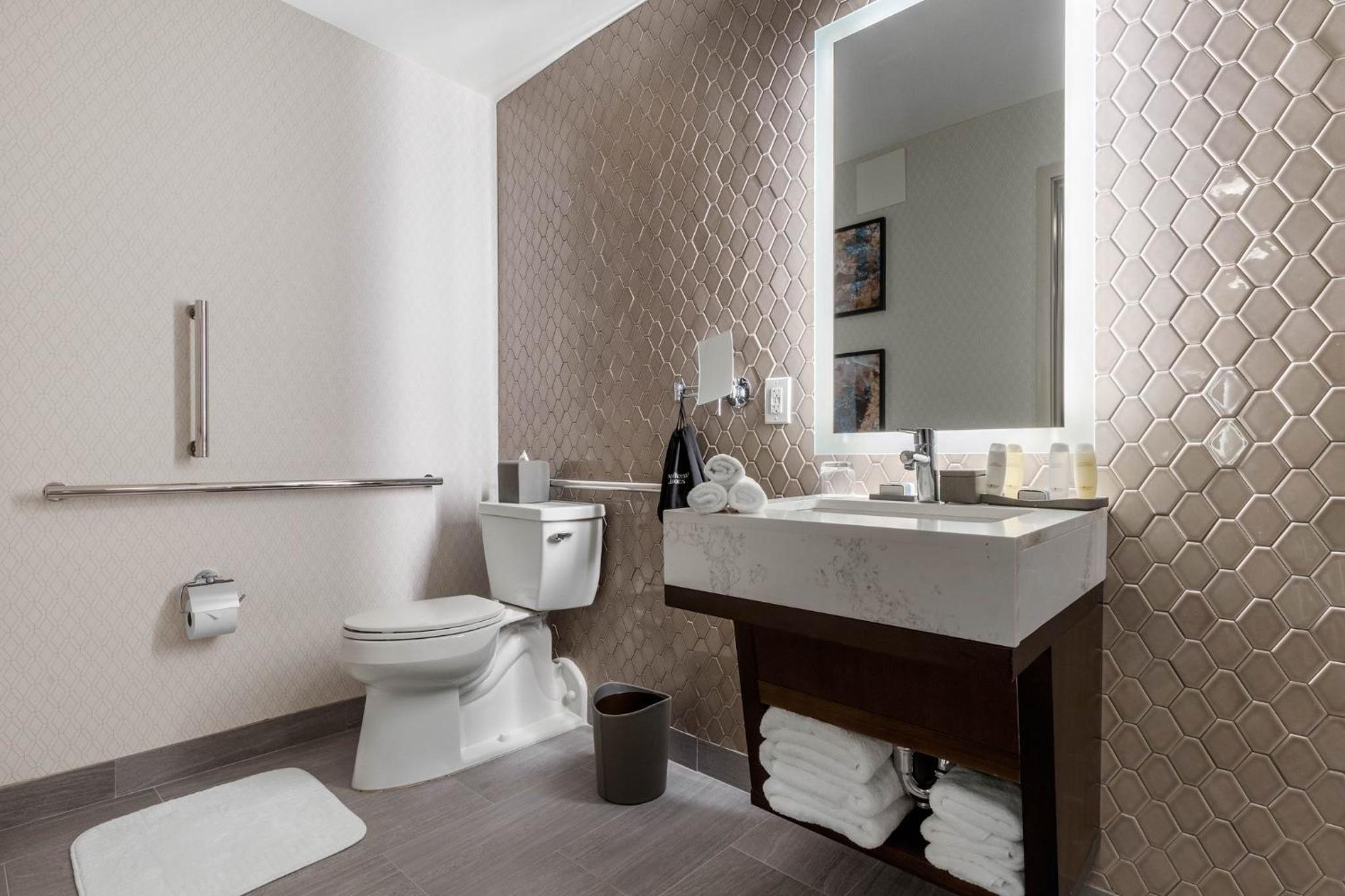 ADA Deluxe Room - 1 King Bed