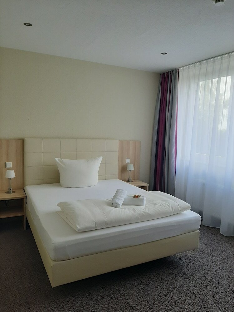 Double Room, 1 King Bed