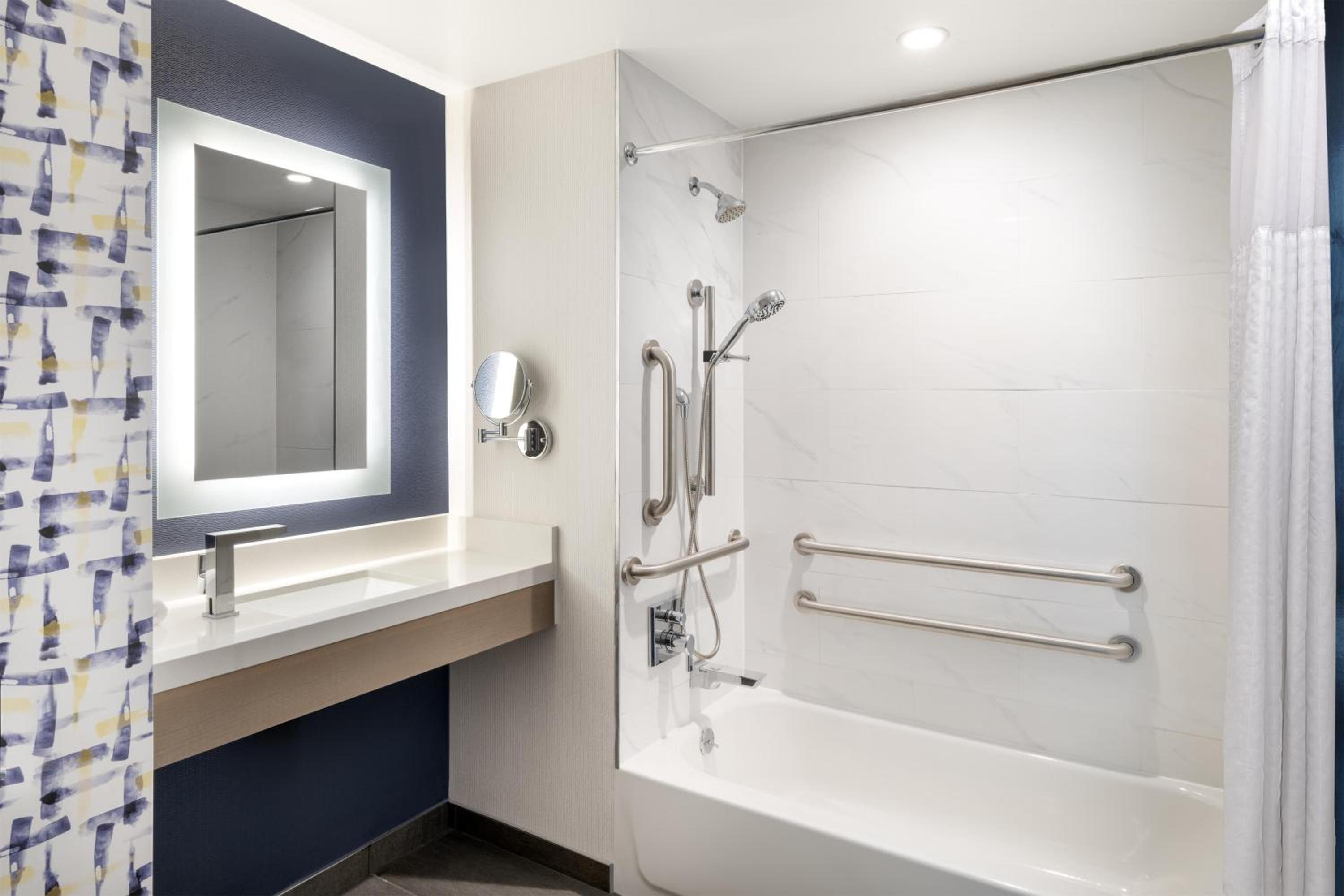 Queen Room with Bath Tub - Mobility Accessible