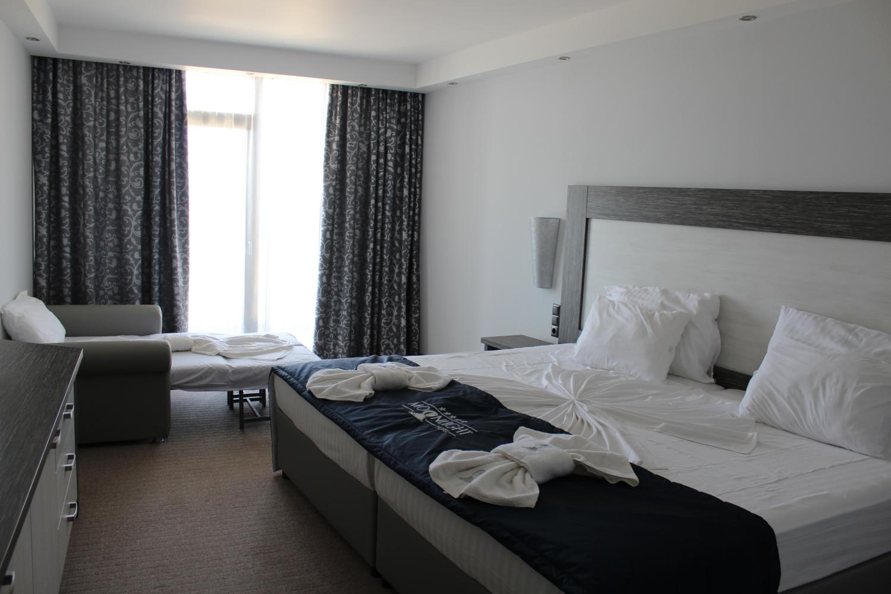 Double Room with Balcony (2 Adults + 1 Child)