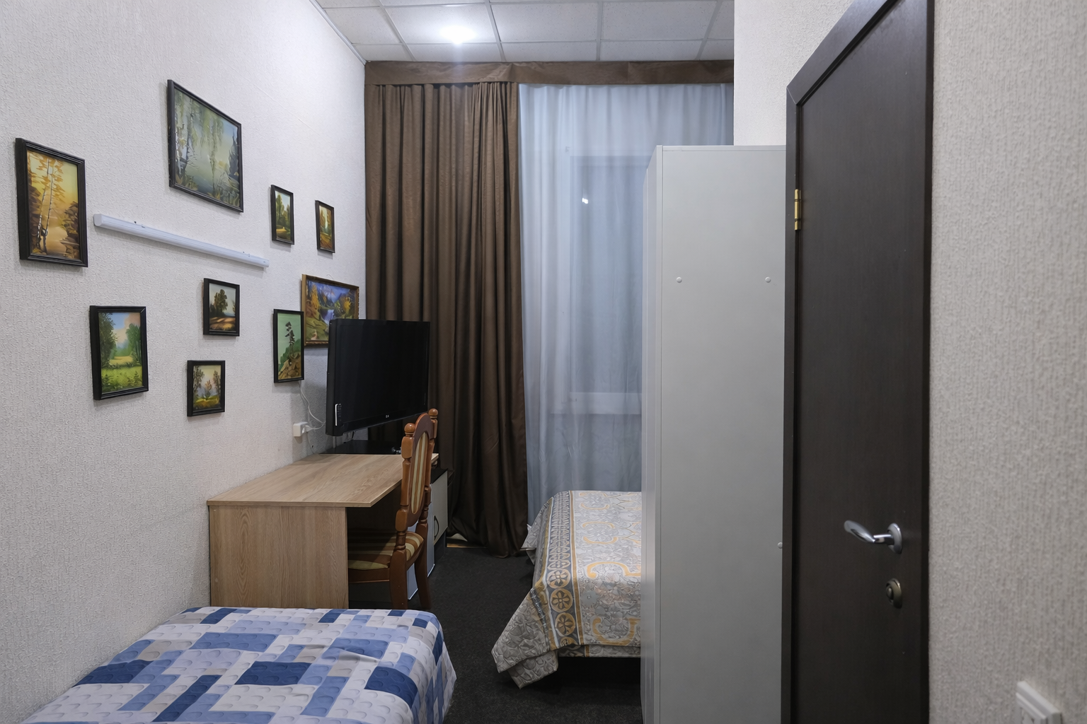 Часть жилого дома с отдельным входом, тремя комфортабельными номерами с душем и туалетом в каждом, гостиной, кухней и гаражом на 4 автомобиля. (без "вечеринок"!)