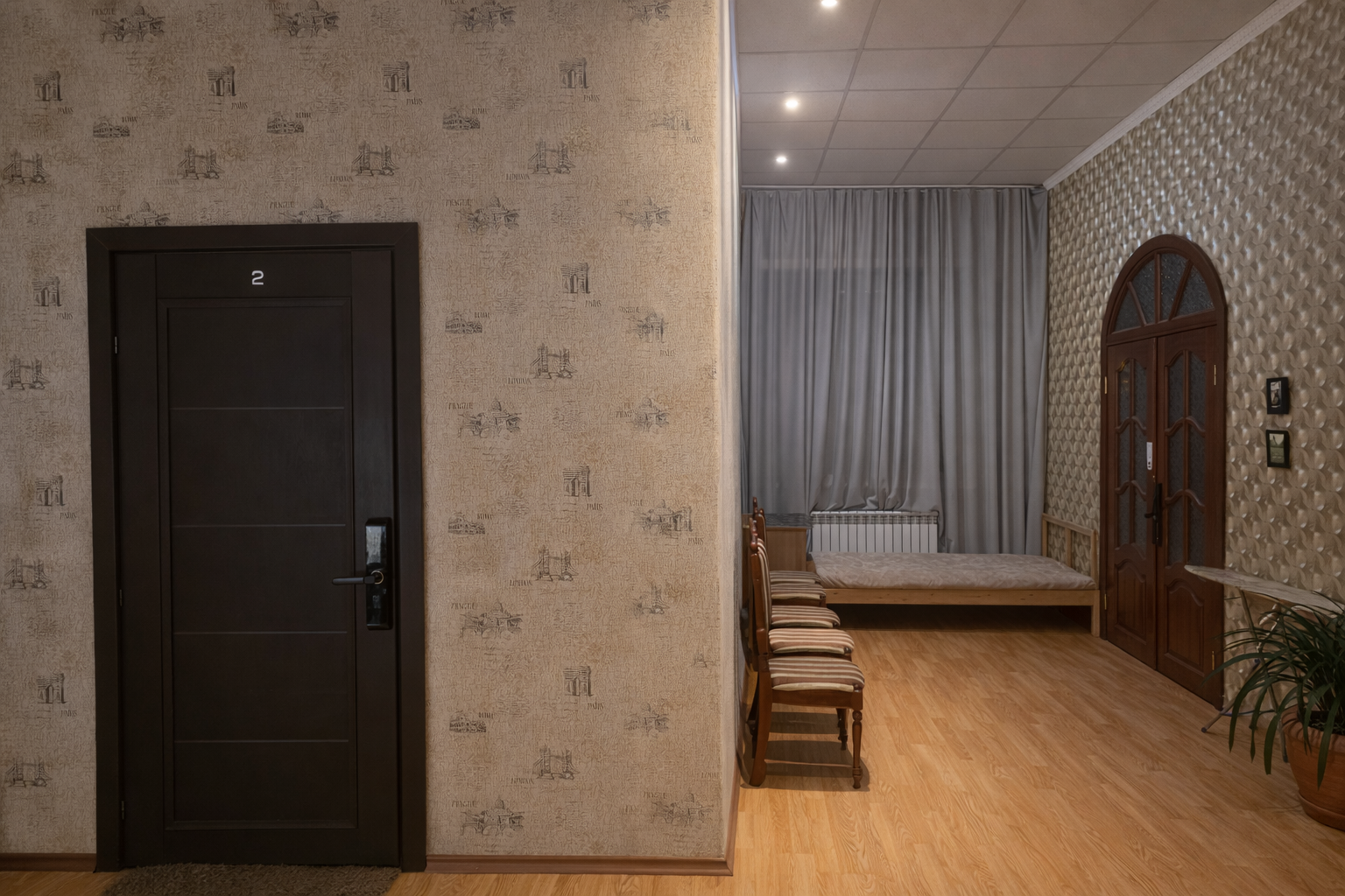 Часть жилого дома с отдельным входом, тремя комфортабельными номерами с душем и туалетом в каждом, гостиной, кухней и гаражом на 4 автомобиля. (без "вечеринок"!)