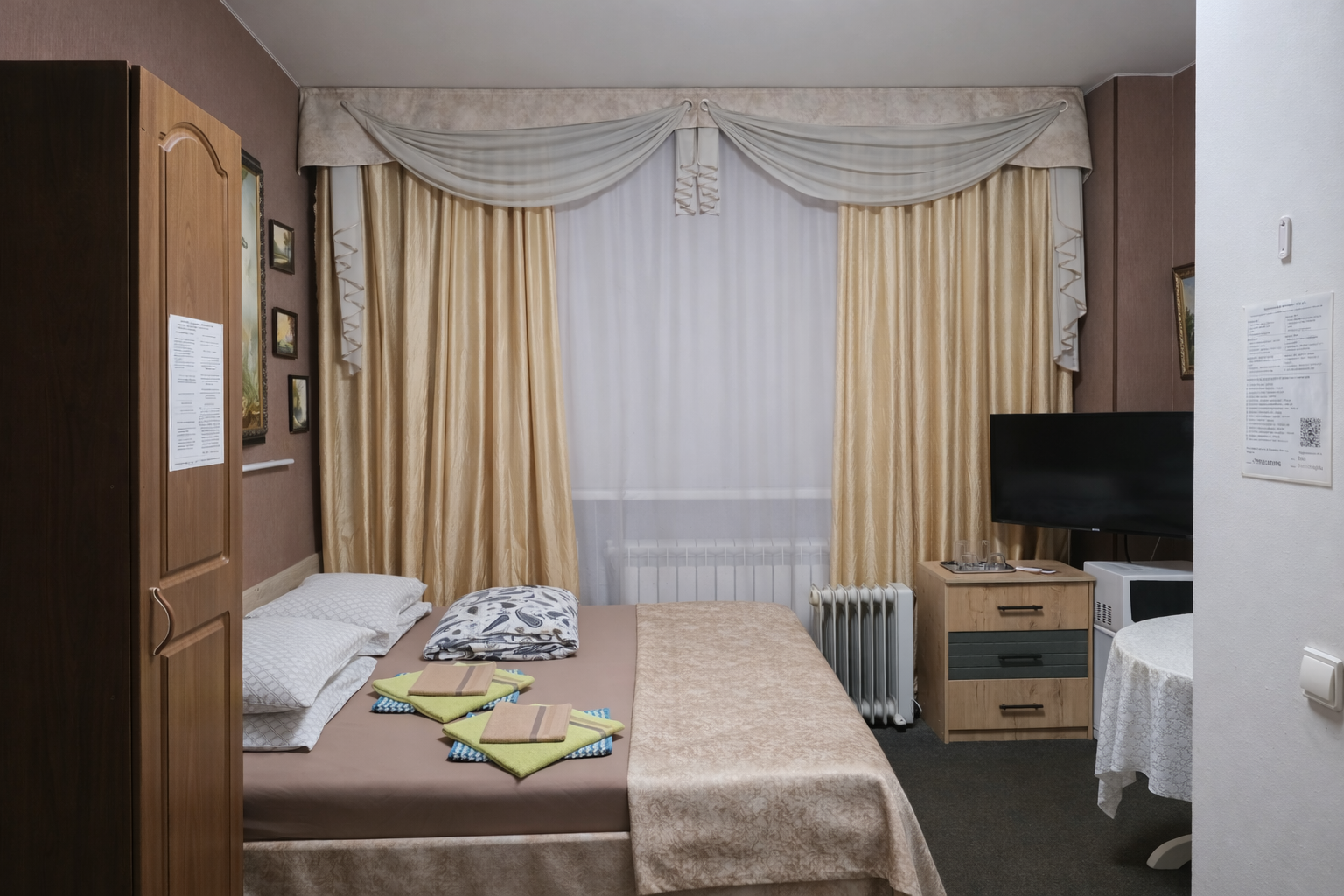 Часть жилого дома с отдельным входом, тремя комфортабельными номерами с душем и туалетом в каждом, гостиной, кухней и гаражом на 4 автомобиля. (без "вечеринок"!)