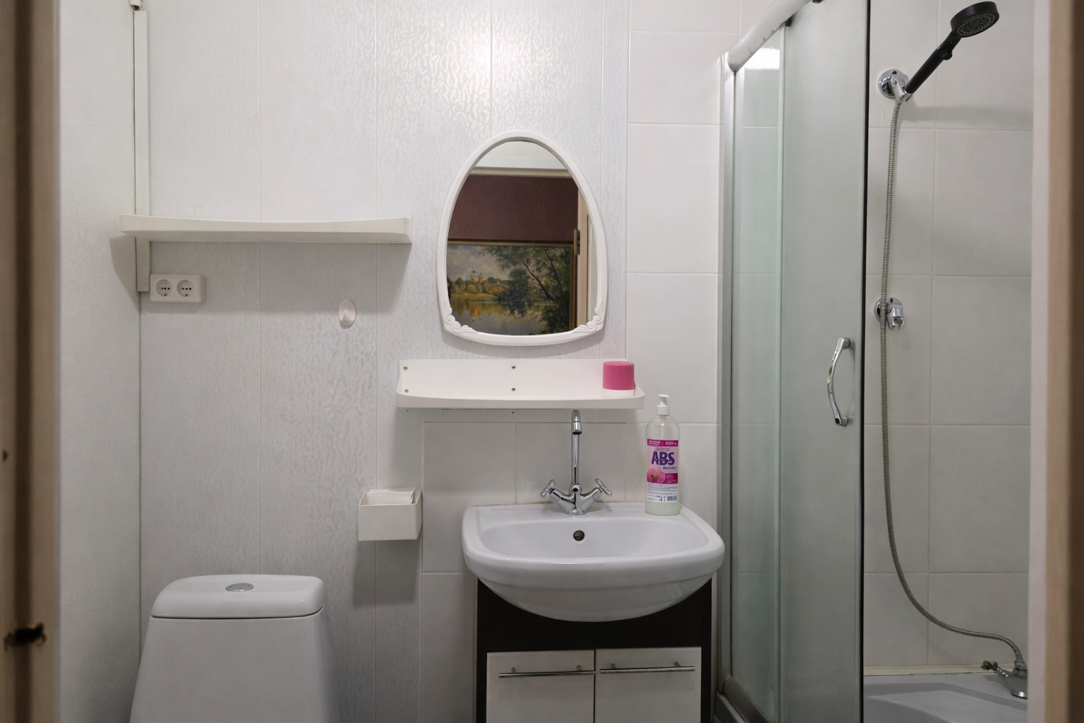 Семейный номер (до 4 гостей). В номере: душ, туалет, 2 двуспальных кровати (140*190 и 180*190), смарт-замок, холодильник, свч, чайник, смарт тв, WiFi.