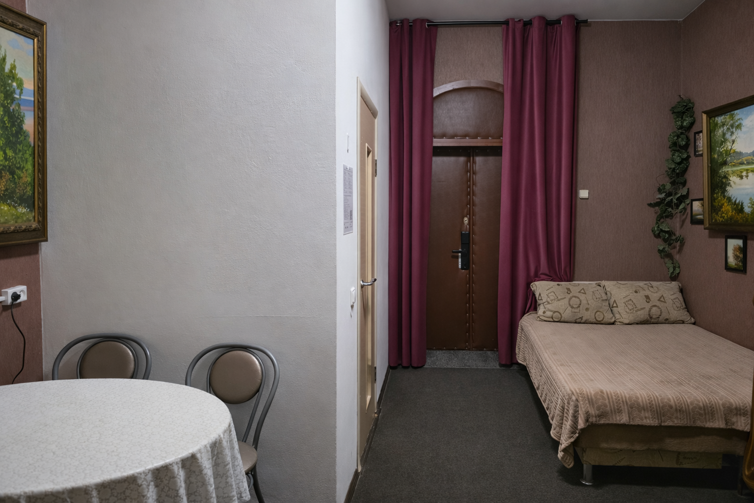 Часть жилого дома с отдельным входом, тремя комфортабельными номерами с душем и туалетом в каждом, гостиной, кухней и гаражом на 4 автомобиля. (без "вечеринок"!)