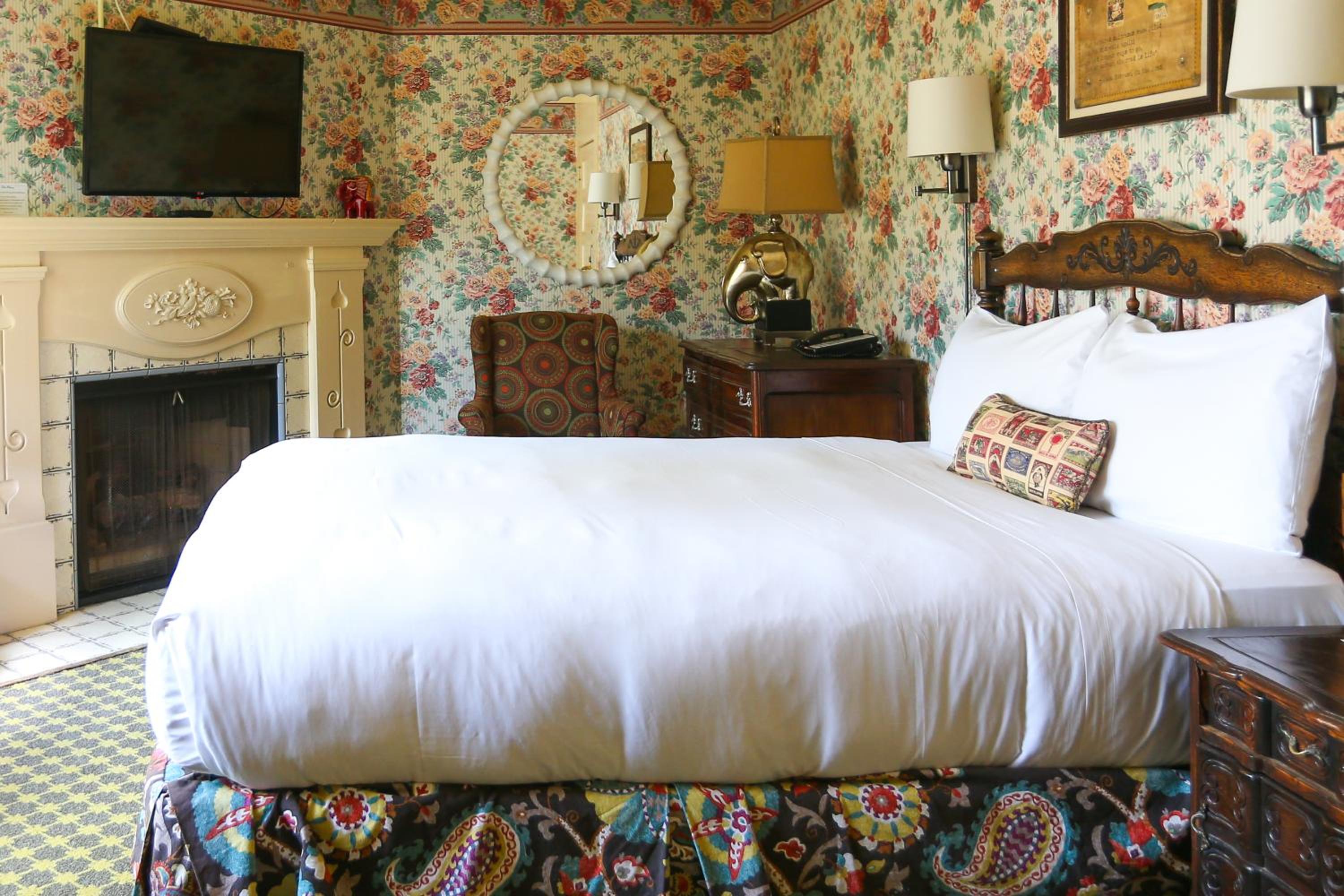 Queen Room with Fireplace