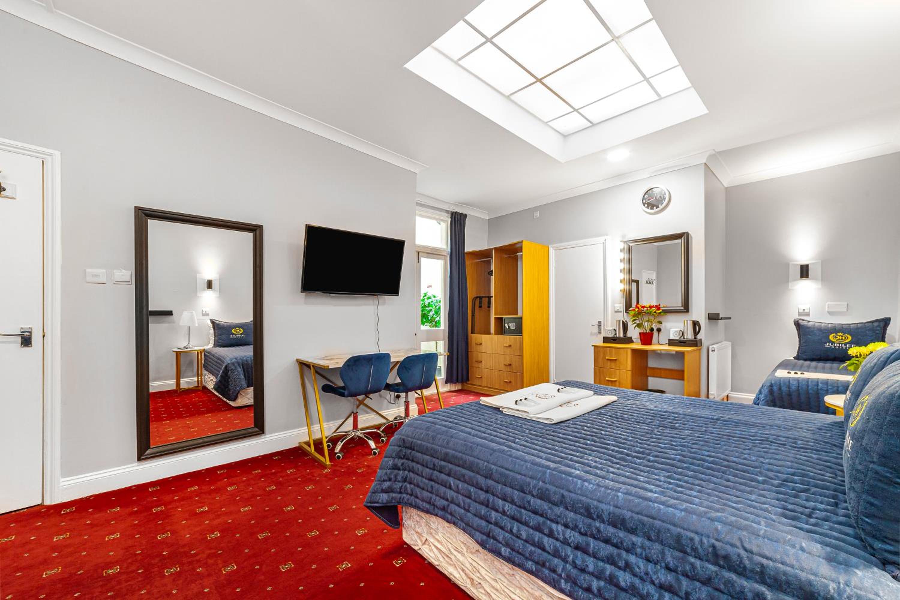 Family Room (2 Adults + 2 Children)