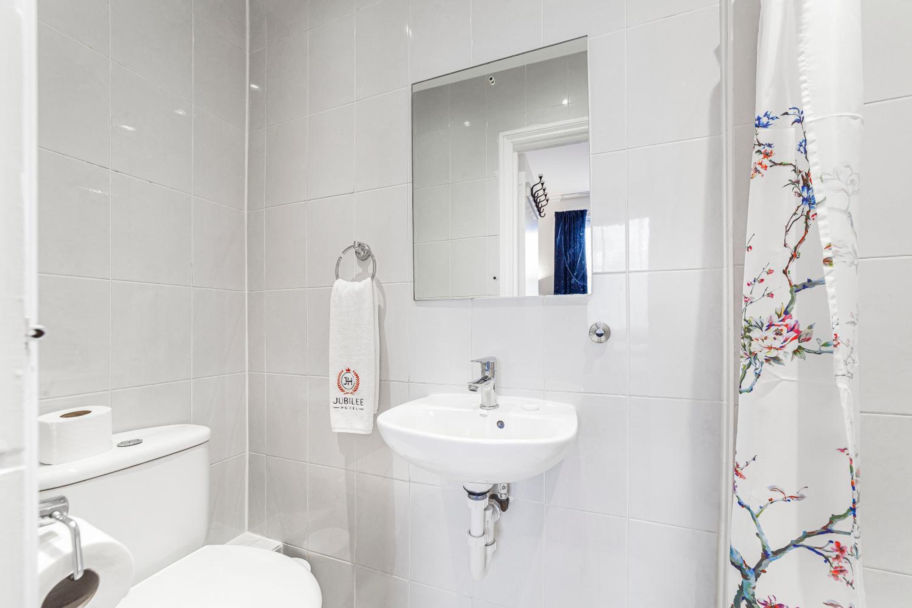 Family Room (2 Adults + 2 Children)