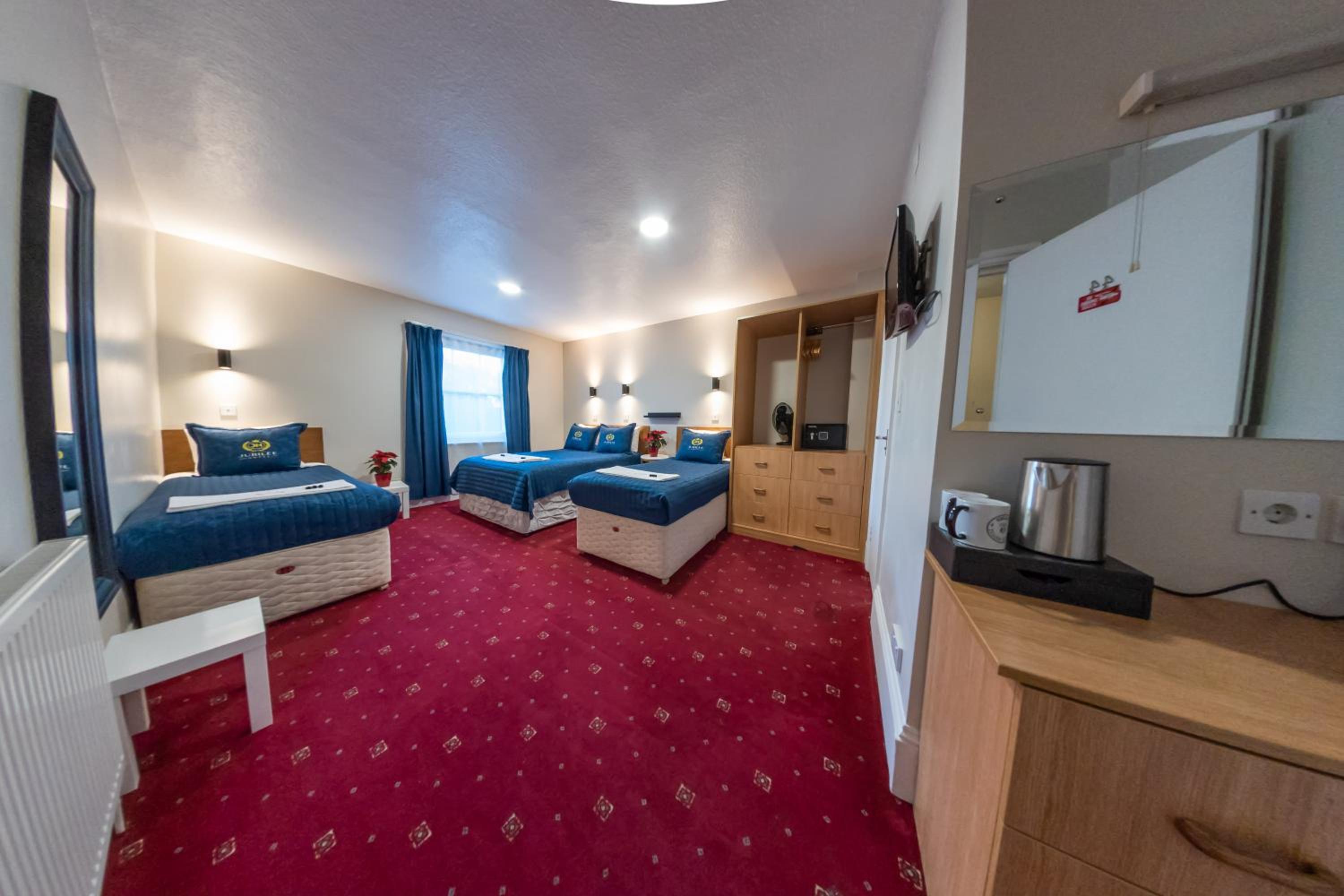 Family Room (2 Adults + 2 Children)