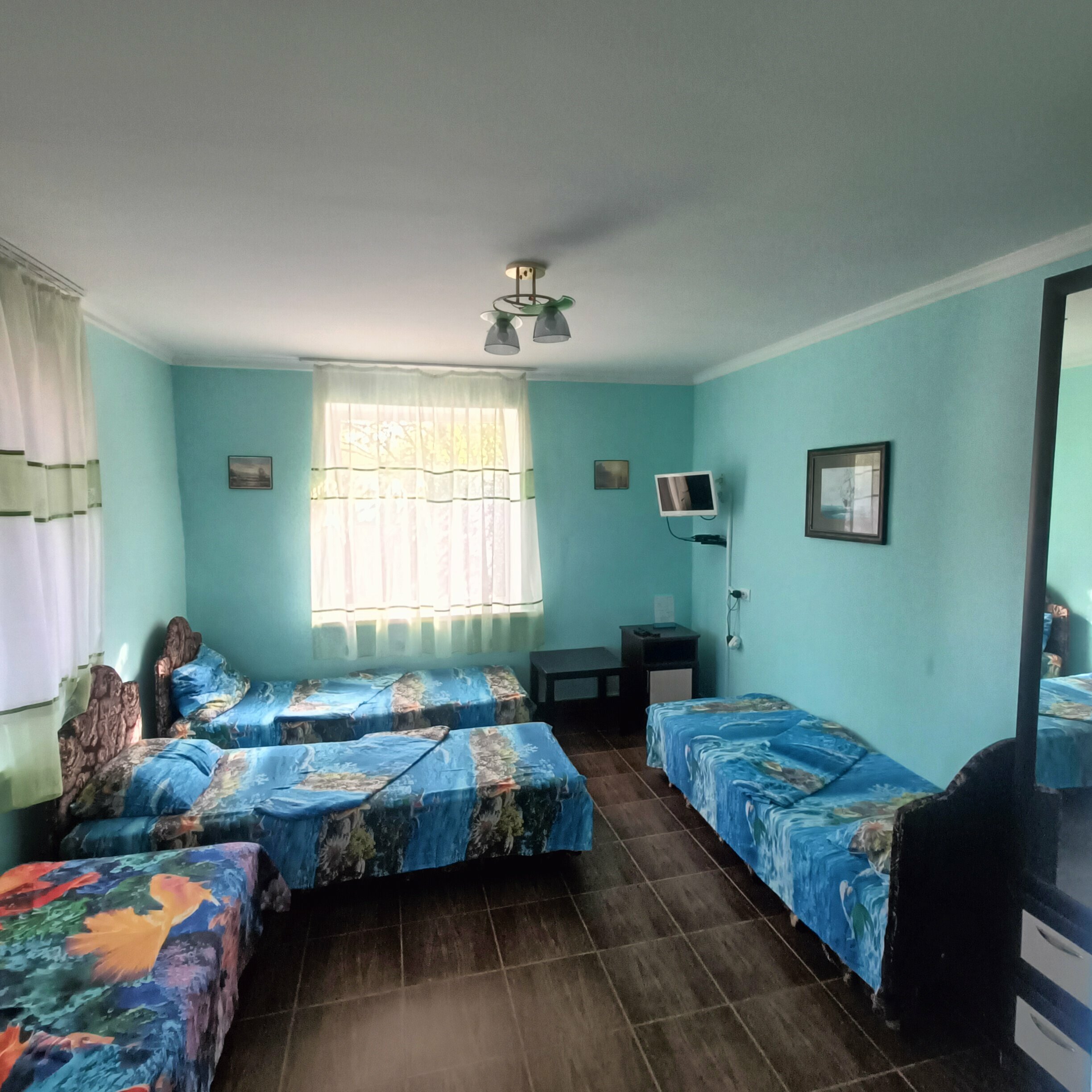 Четырехместный номер эконом-класса с общей ванной комнатой