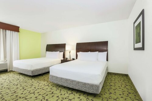 2 QUEEN MOBILITY ACCESSIBLE W/ROLLIN SHOWER в Hilton Garden Inn Dallas Lewisville