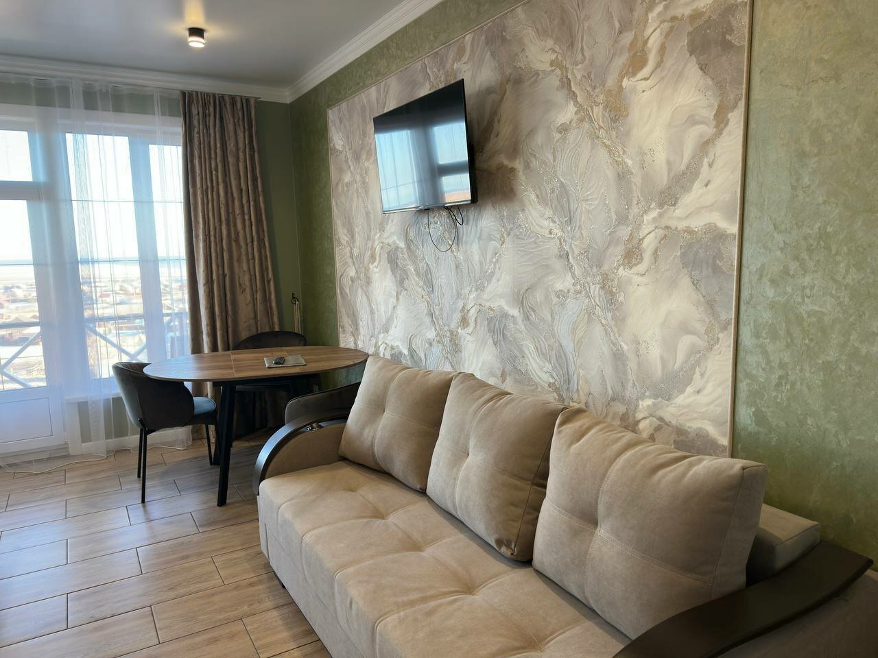 Семейный номер с видом на озеро