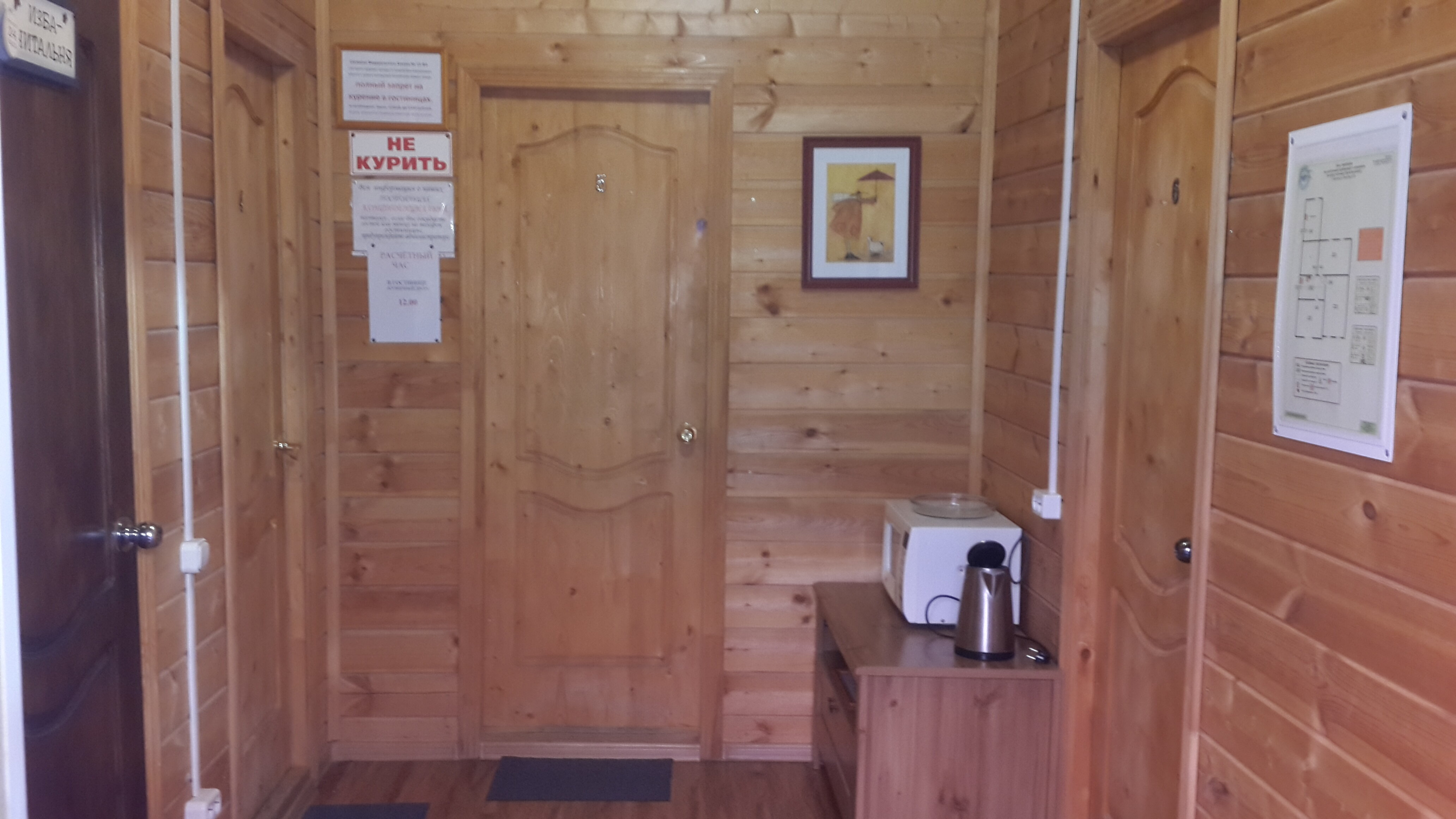 Трехместный номер эконом-класса с общей ванной комнатой