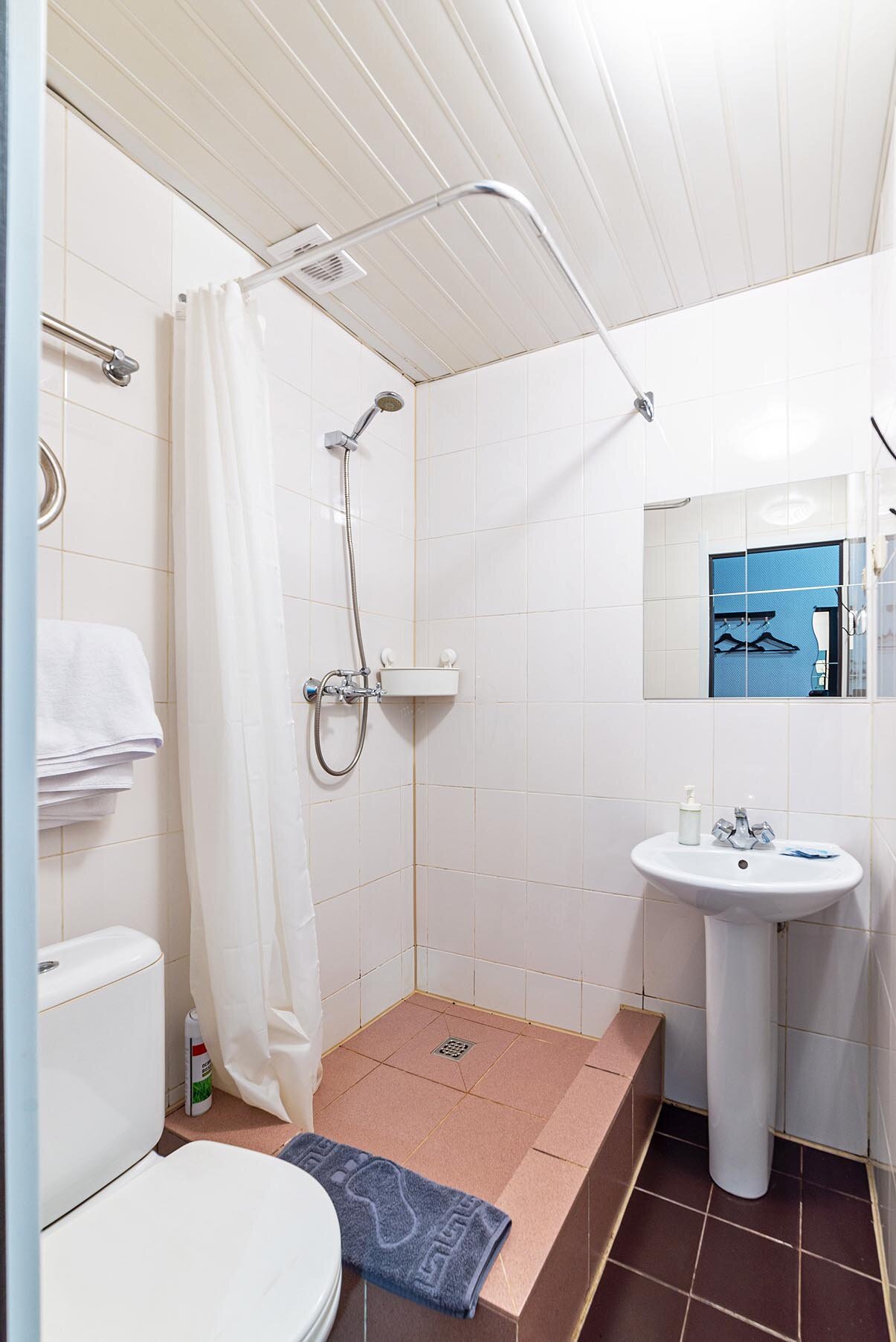 Небольшой двухместный номер с мансардным окном