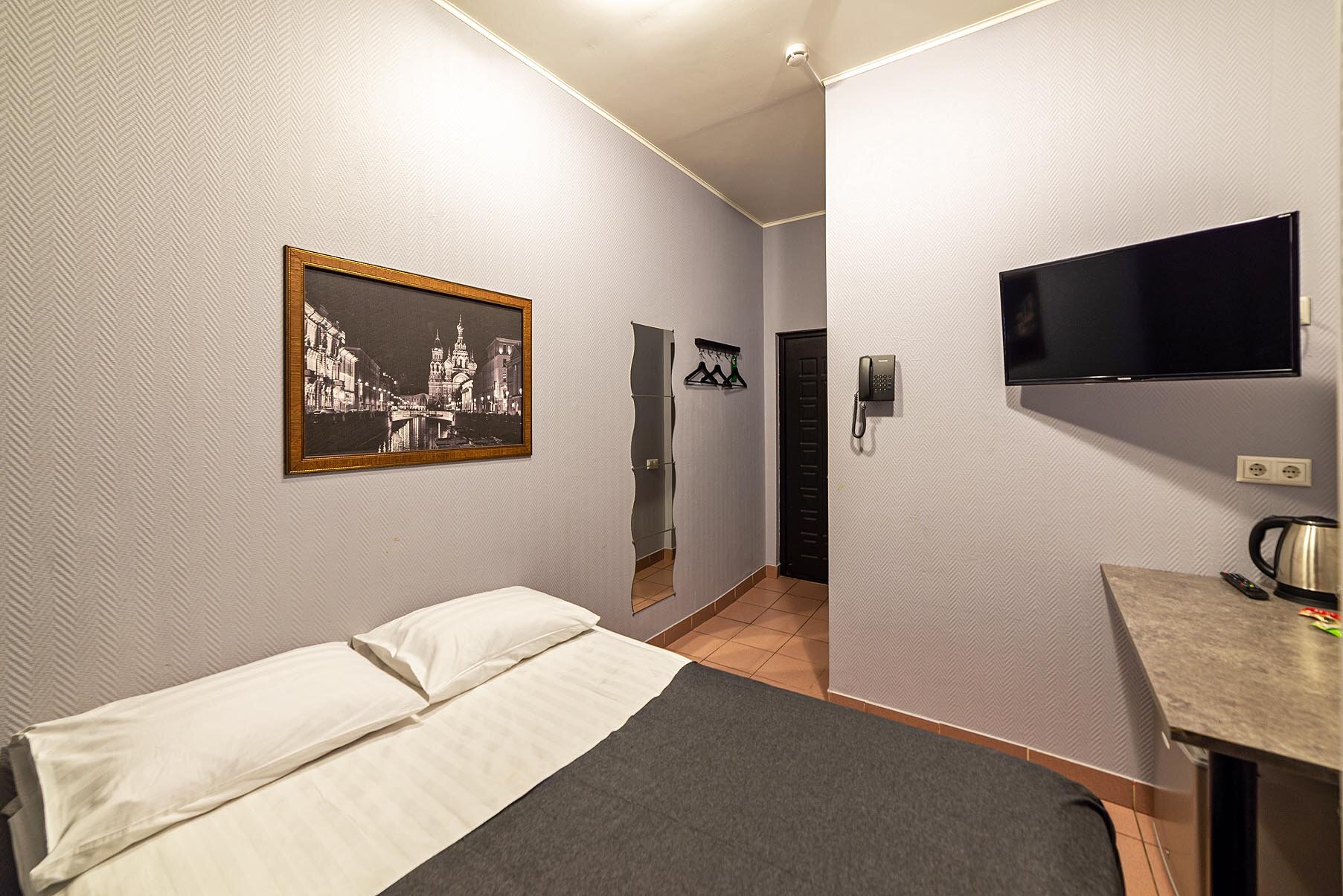 Небольшой двухместный номер с мансардным окном