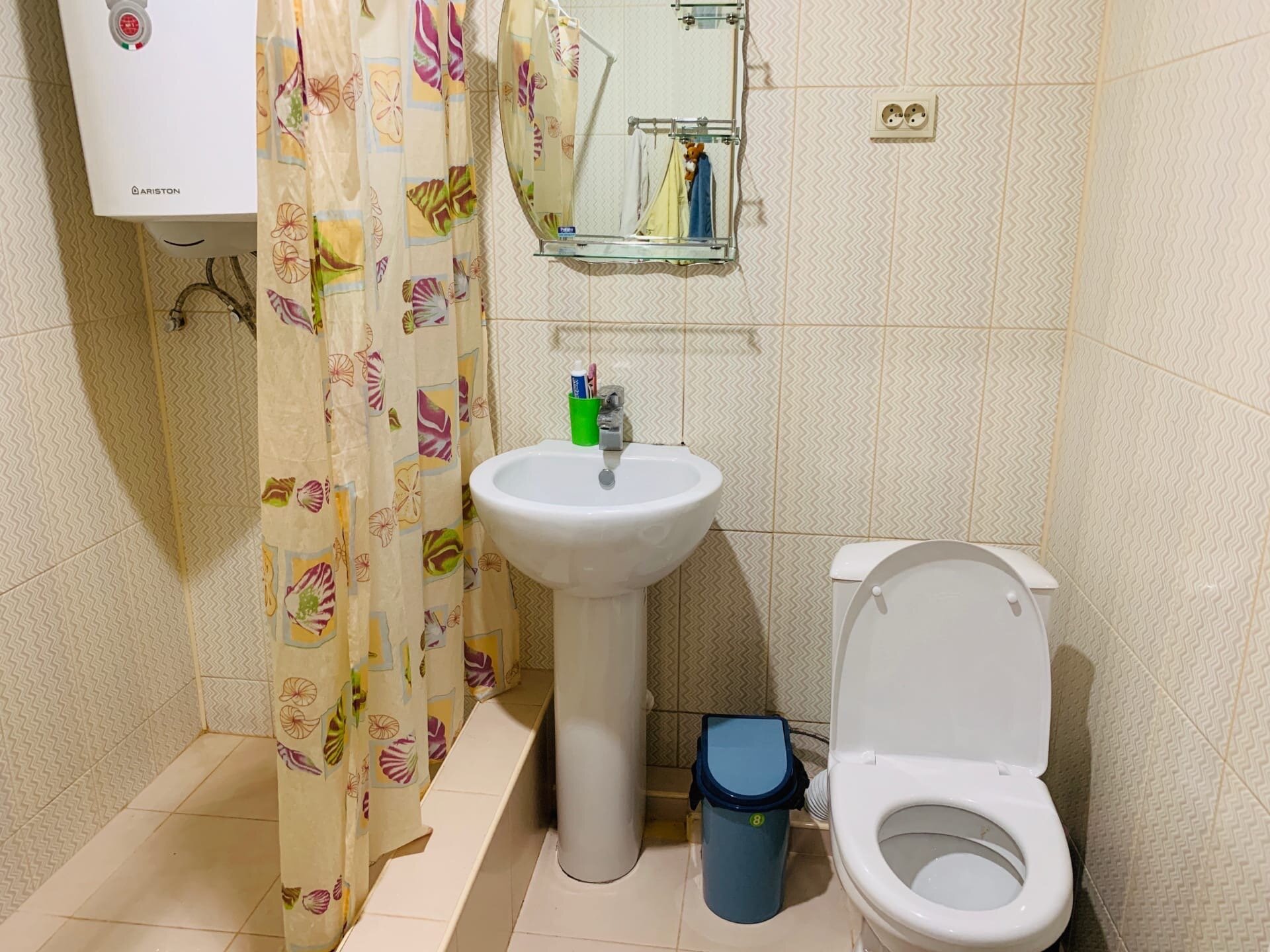 Каменный 4-местный домик во дворе