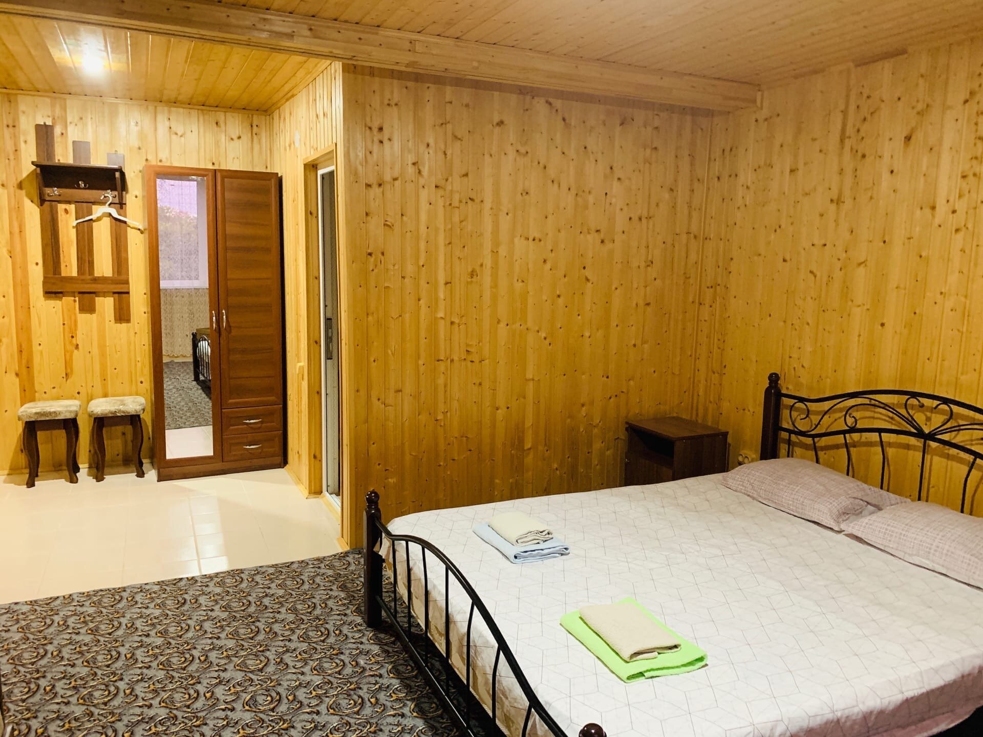 Каменный 4-местный домик во дворе