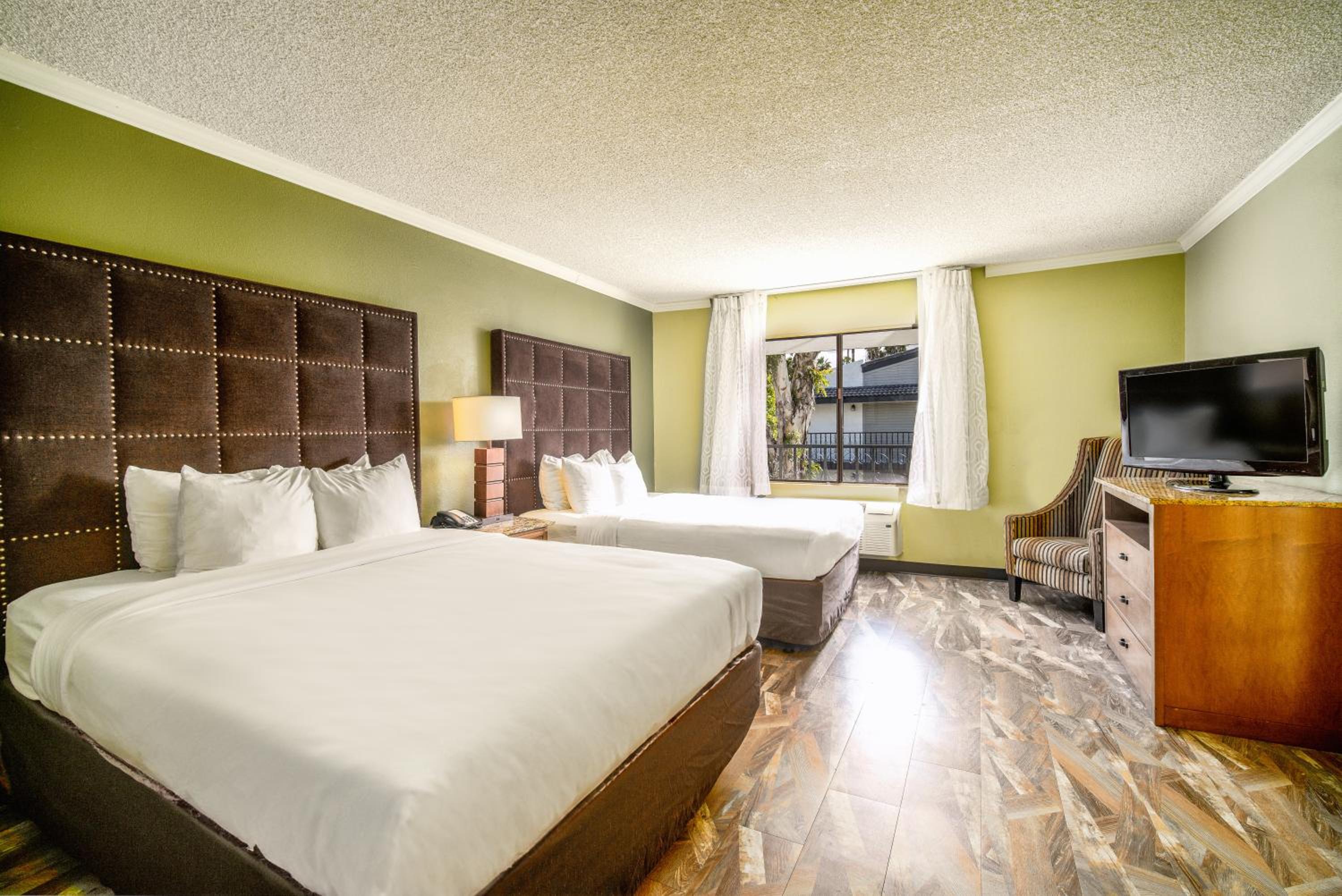 Two Bedroom Suite, 3 Queen Beds with Sofa Bed, 2 Bathrooms, Non Smoking