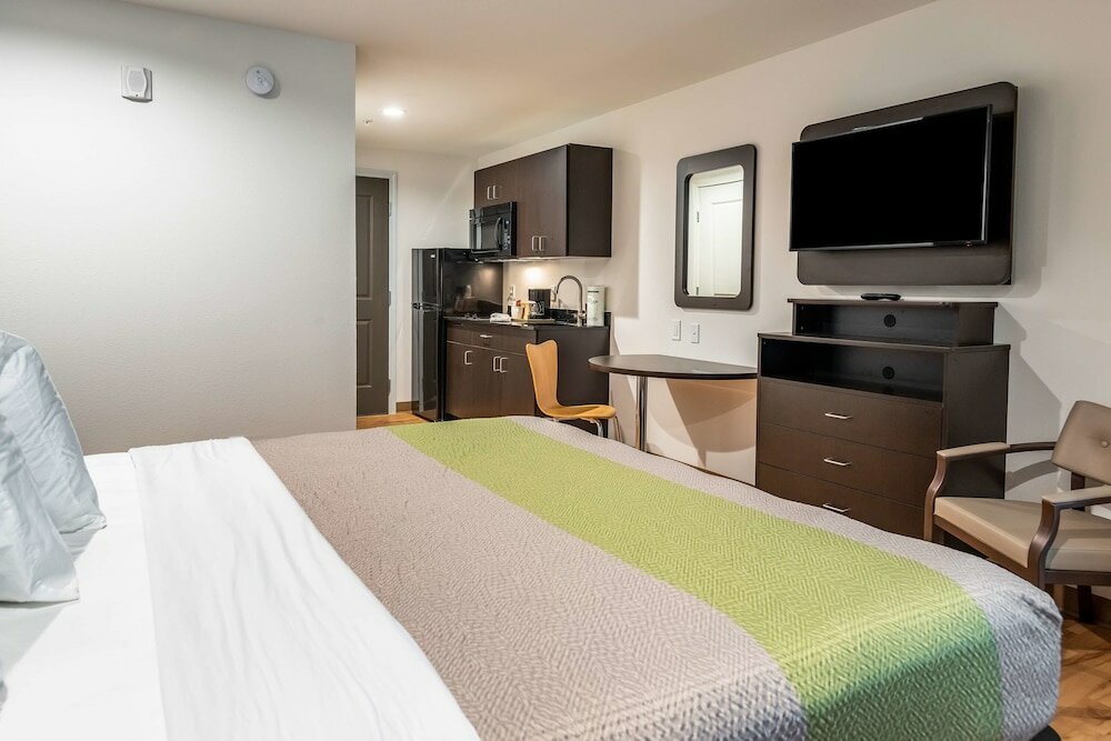 Deluxe Suite, 1 King Bed, Non Smoking, Kitchenette