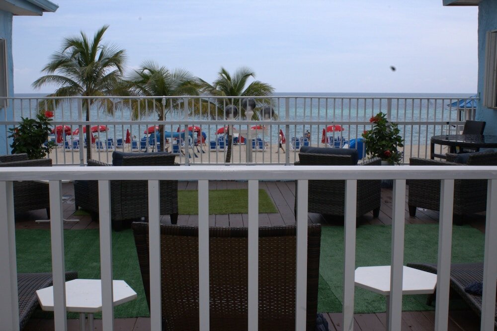 Studio, 1 Queen Bed, Partial Sea View