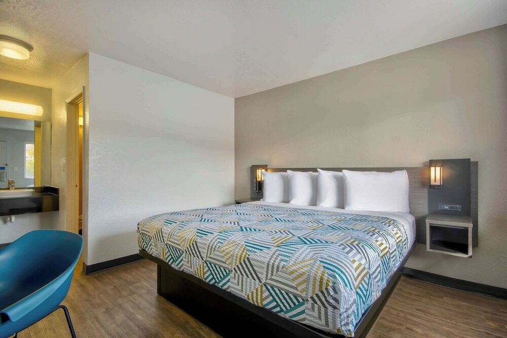Deluxe Room, 1 King Bed, Non Smoking, Kitchenette