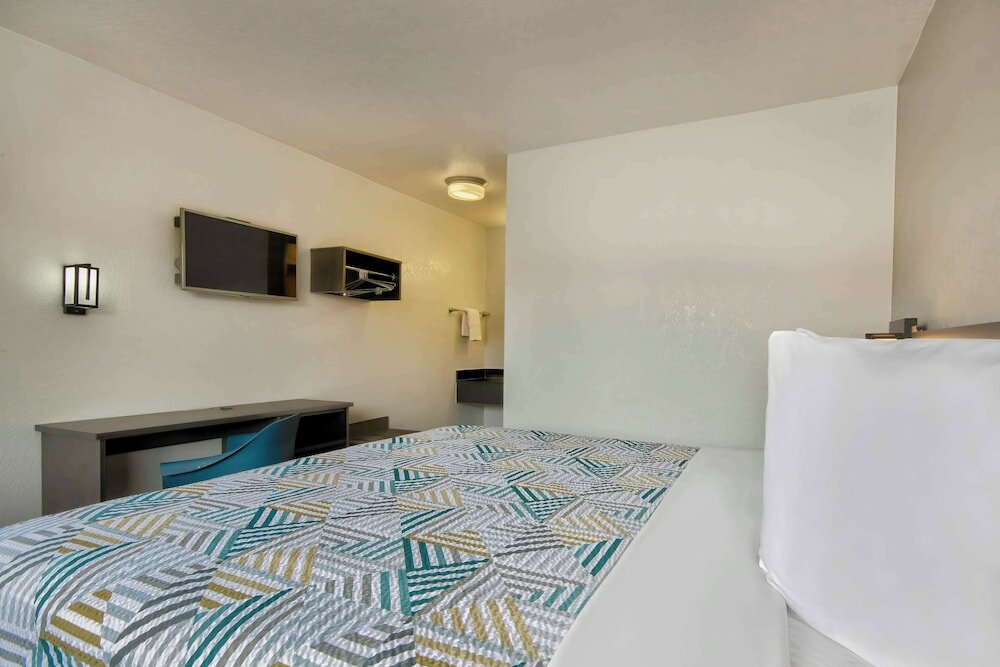 Deluxe Room, 1 King Bed, Non Smoking, Kitchenette