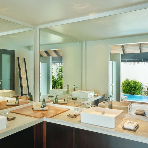 Deluxe Villa with Pool в Velassaru Maldives