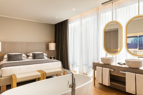 Duomo Terrace Penthouse One Bedroom в The Rosa Grand