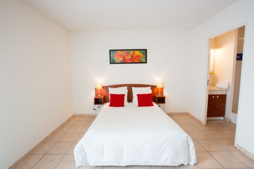 APARTMENT (SINGLE BEDS AND SOFA BED)