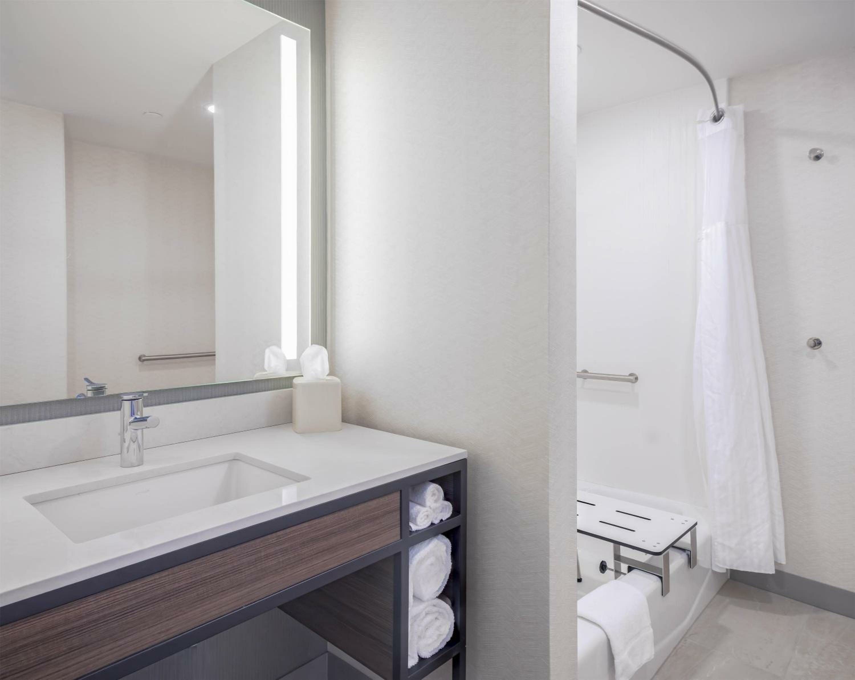 King Room with Accessible Tub - Mobility Access