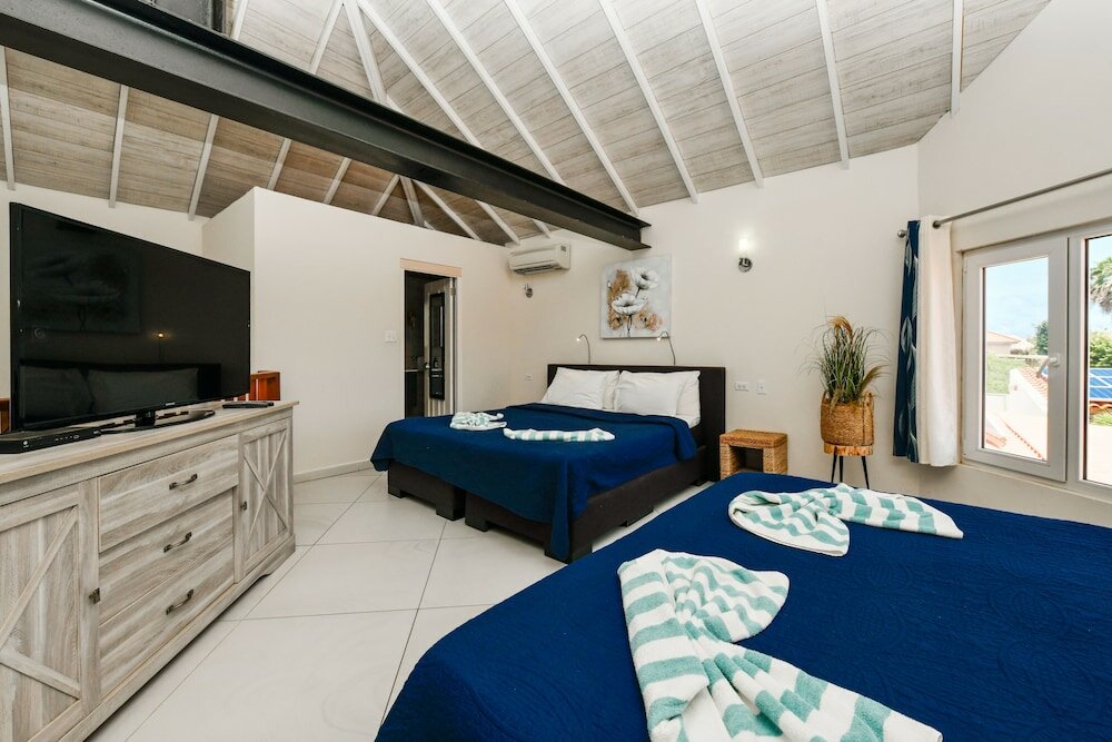 Pool side villa 3 with Private Garden Hot Tub XXL