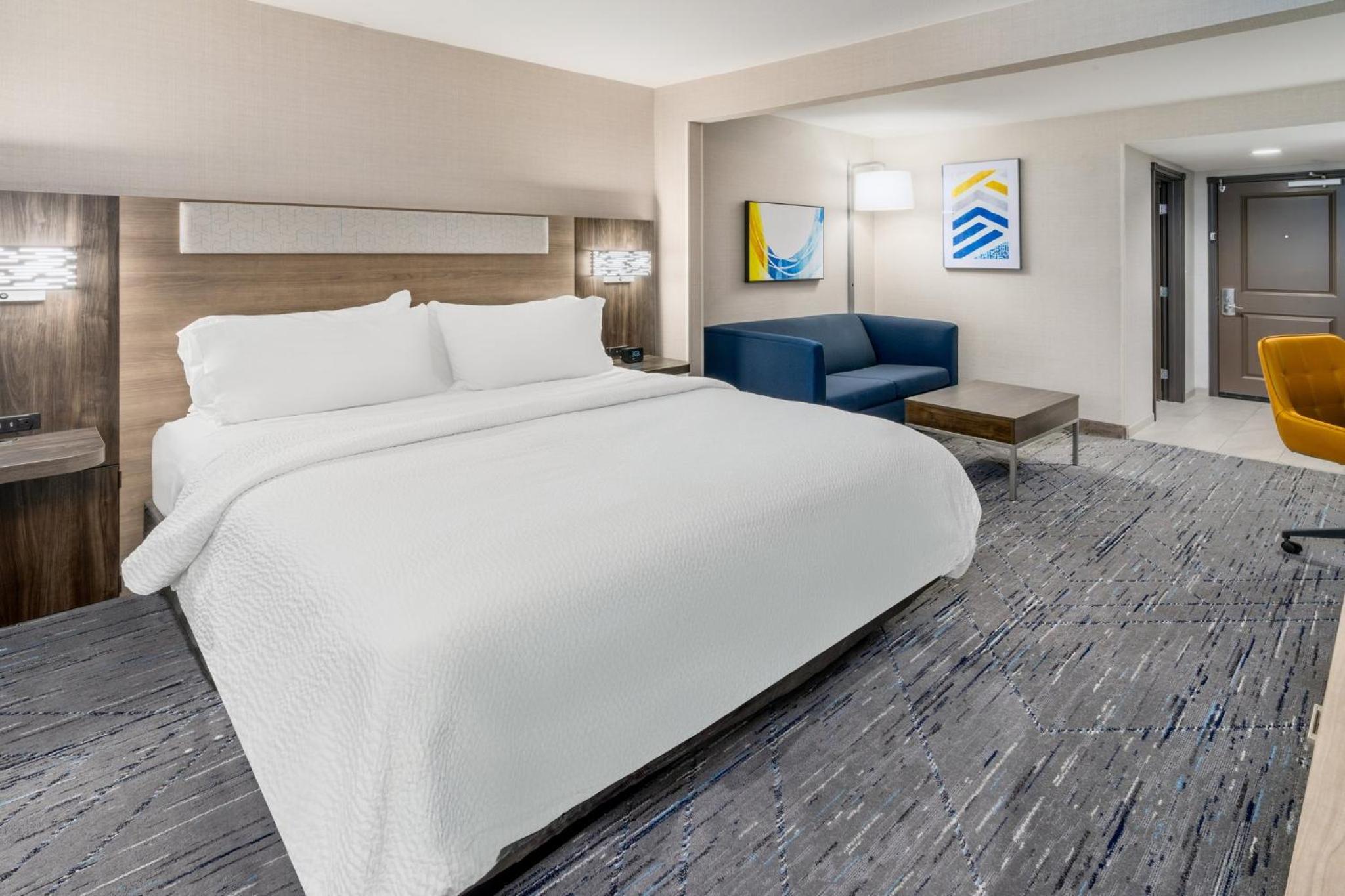 Suite - Hearing Accessible - Non-Smoking