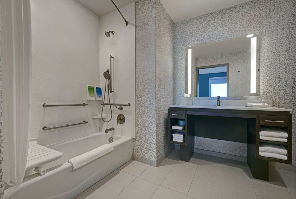Suite, 1 King Bed, Accessible (Roll-In Shower)