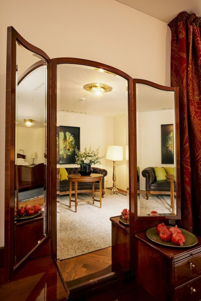 Design Studio Suite, 1 King Bed, Garden Area