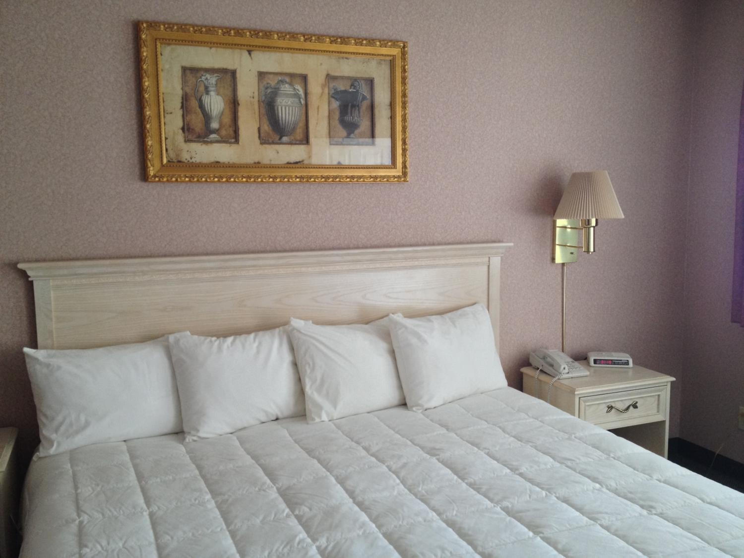Lake and Park View / Two queen beds
