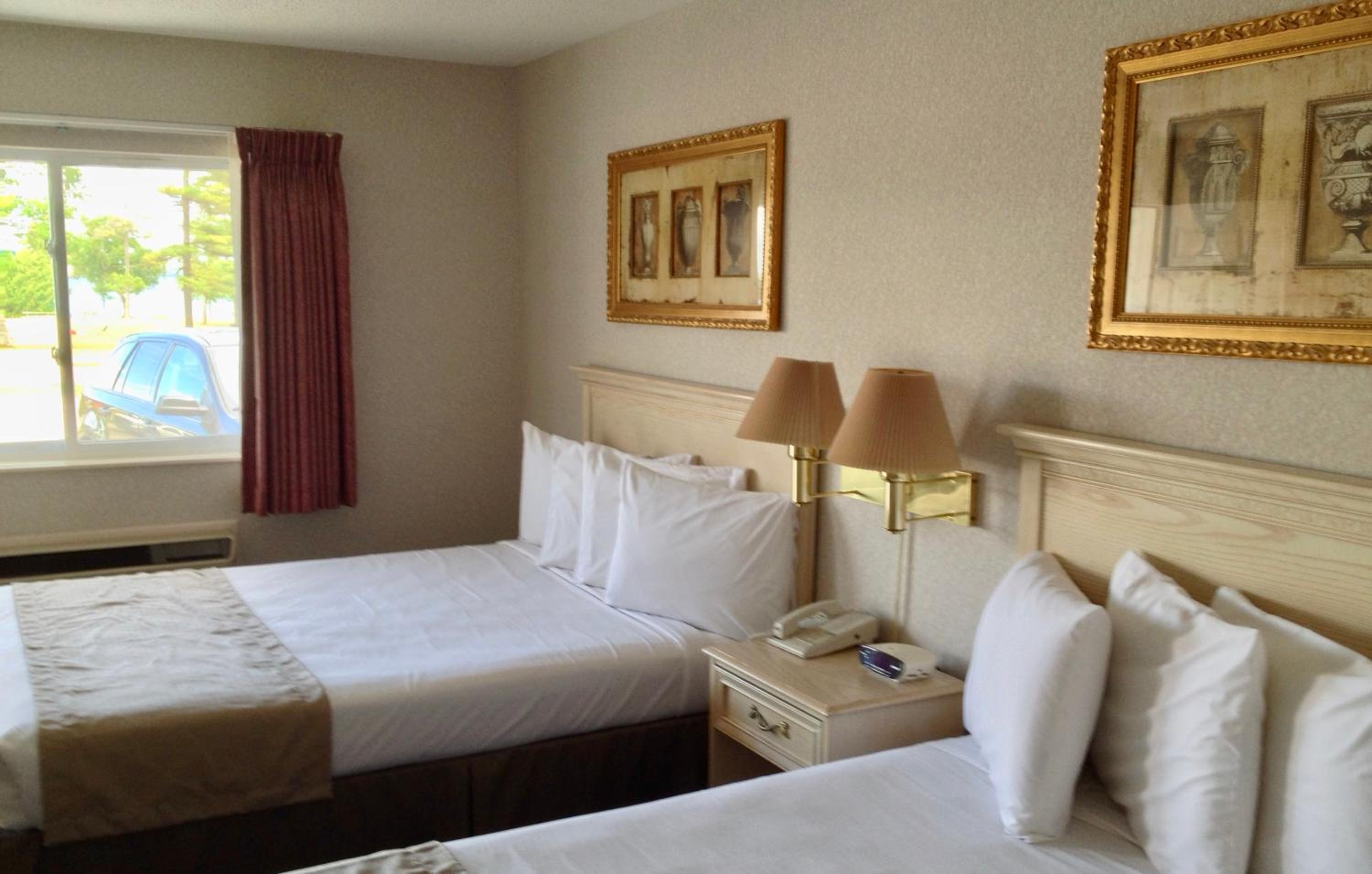 Lake and Park View / Two queen beds
