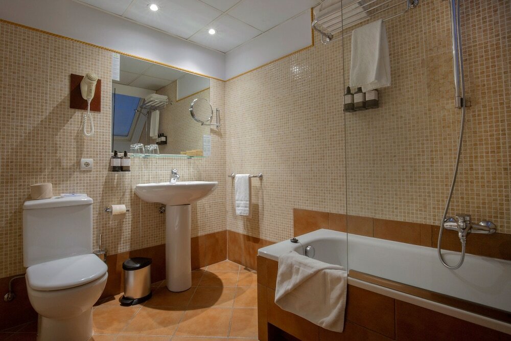 Single Room (Interior)