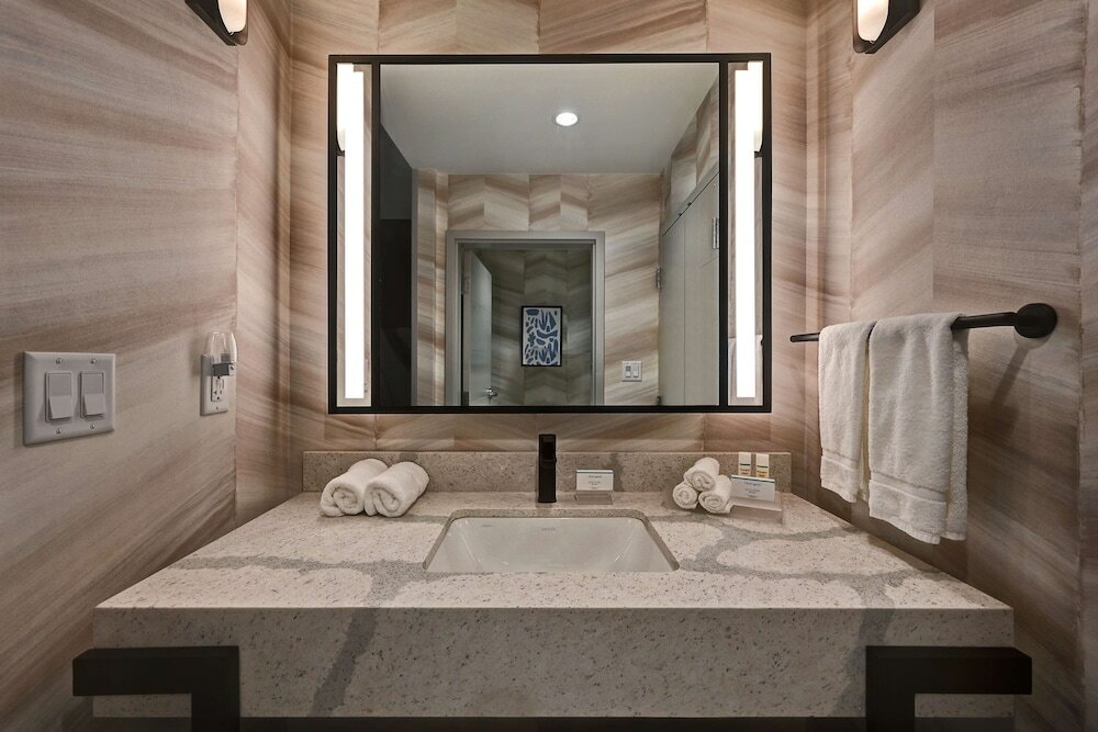 Studio, 1 King Bed, Accessible (Mob/Hearing, Roll-in Shower)