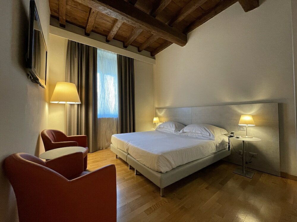 Deluxe Suite, City View
