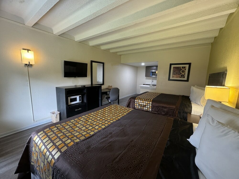Deluxe Studio Suite, 2 Queen Beds, Non Smoking