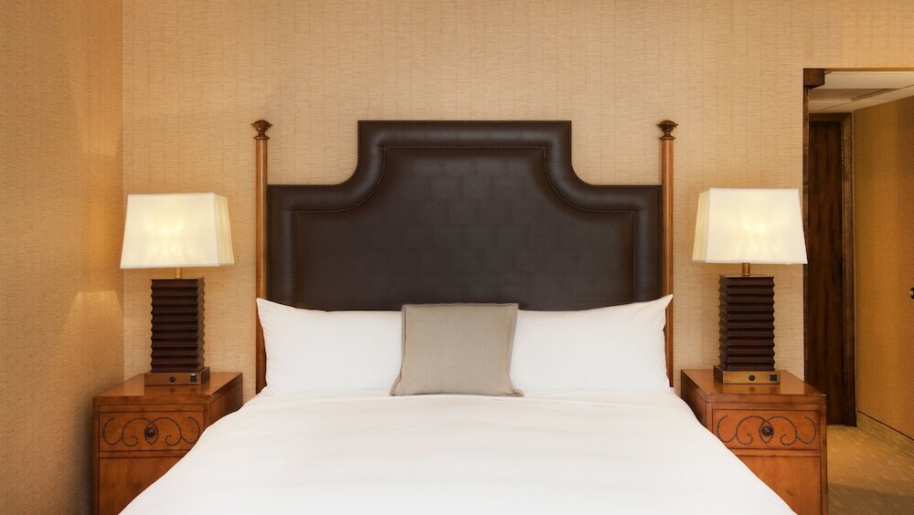 Room, 1 King Bed, Roll-in Shower