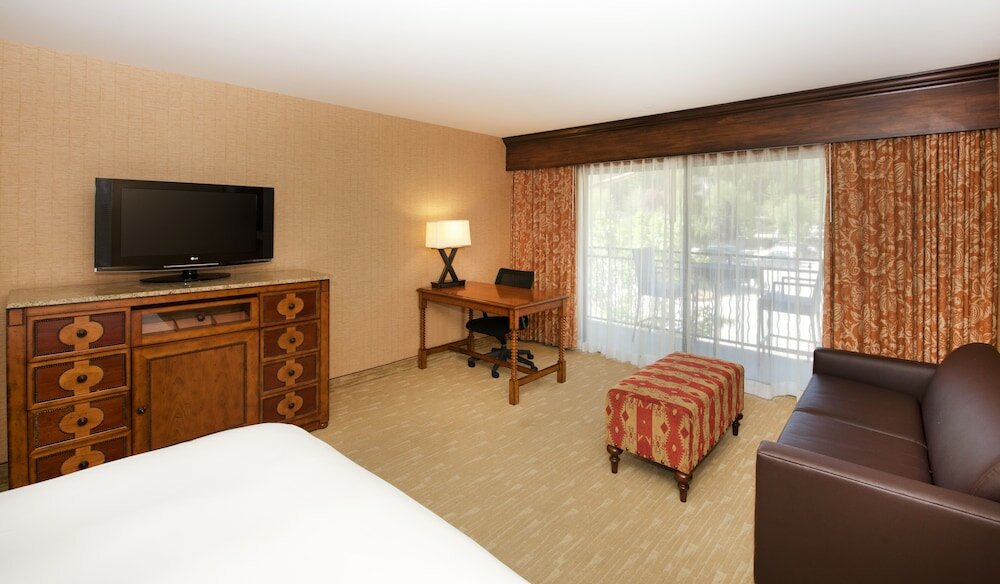 Room, 1 King Bed, Roll-in Shower