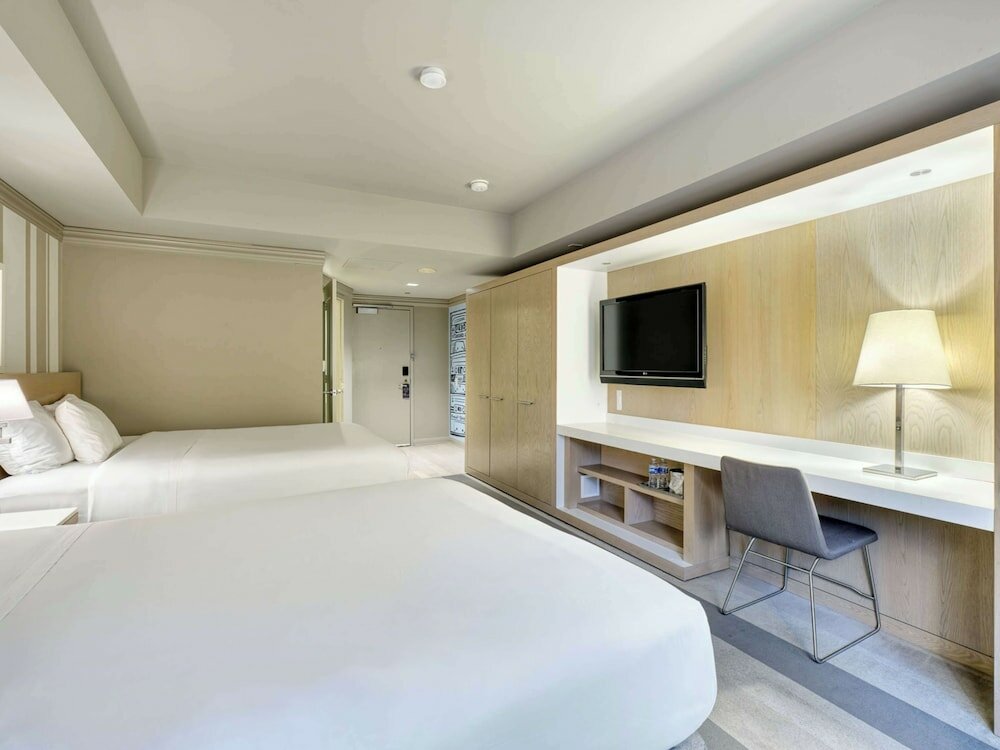 Deluxe Room, 1 King Bed, Accessible (Mobility Roll in Shower)