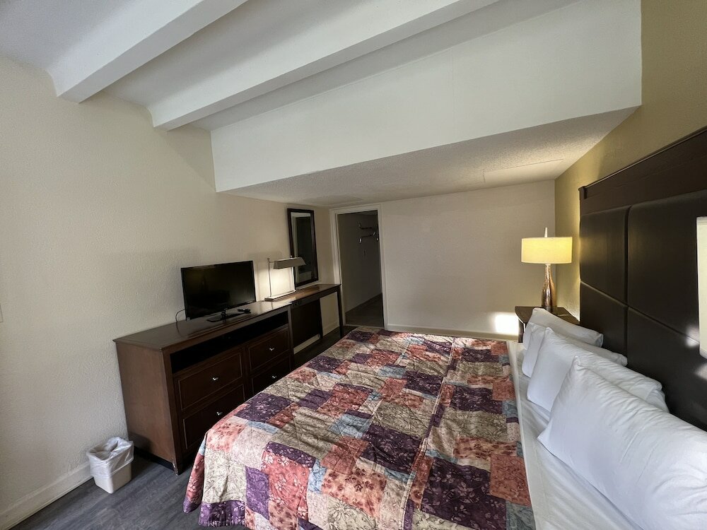 Deluxe Room, 1 King Bed, Smoking