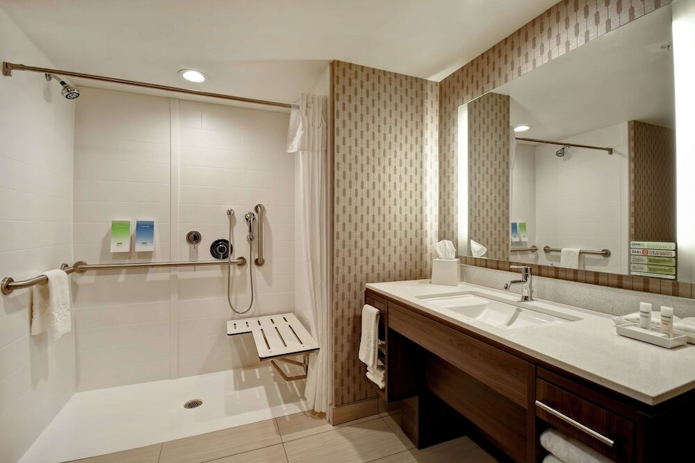 Studio, 1 King Bed, Accessible (Roll-In Shower)
