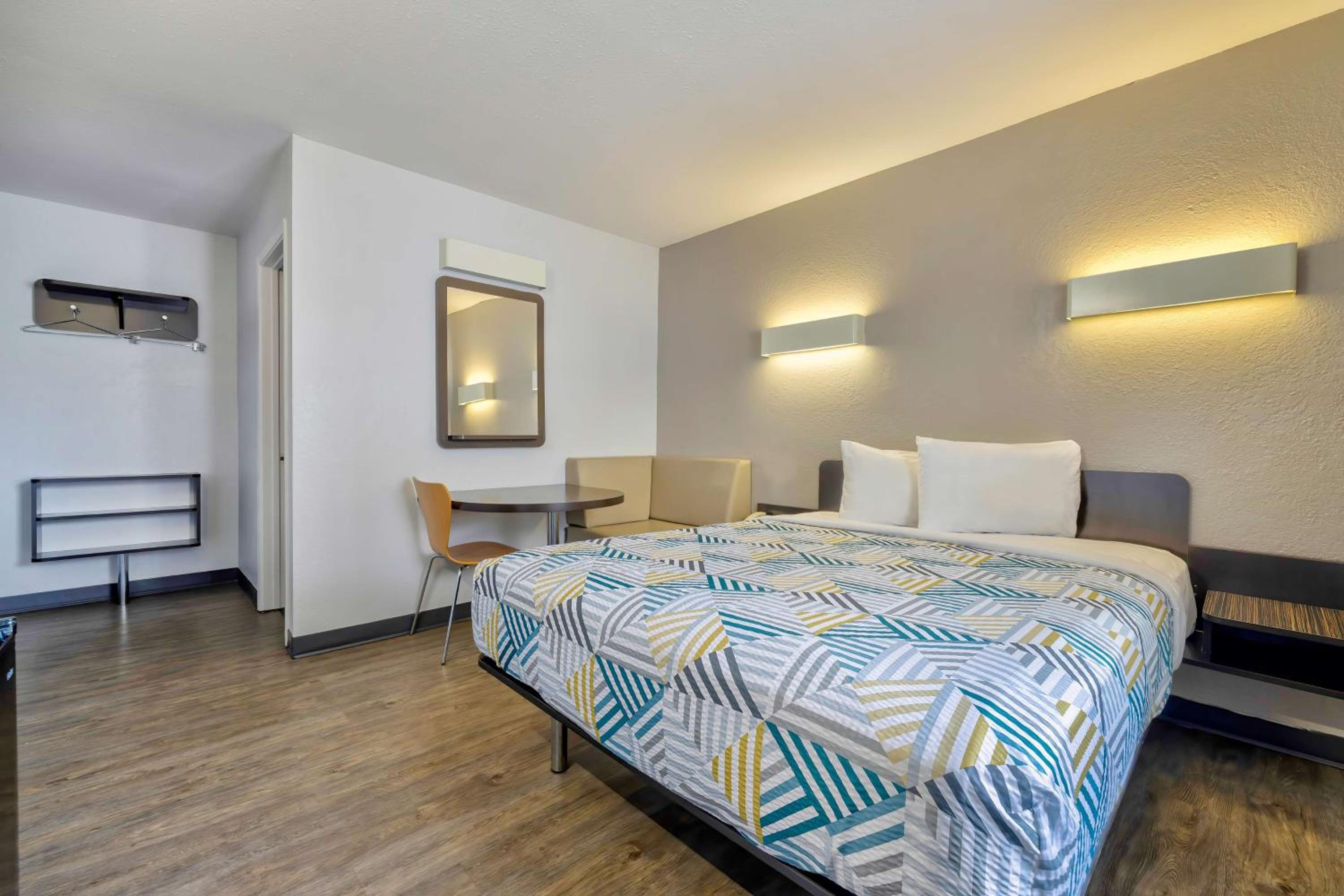 Queen Room - Disability Access - Non-Smoking